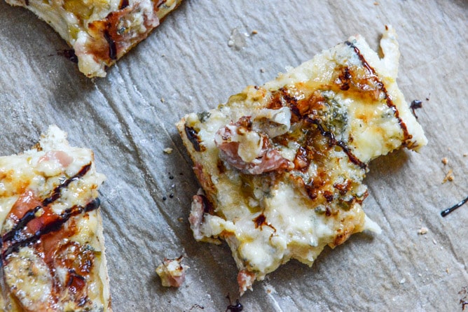 Caramelized Pear, Crispy Prosciutto + Blue Cheese Pizza I howsweeteats.com