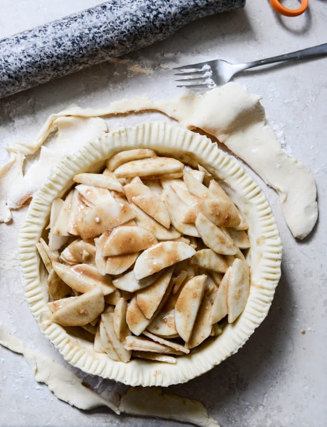 Cider Boubon Apple Pie with Oatmeal Cookie Crumble I howsweeteats.com