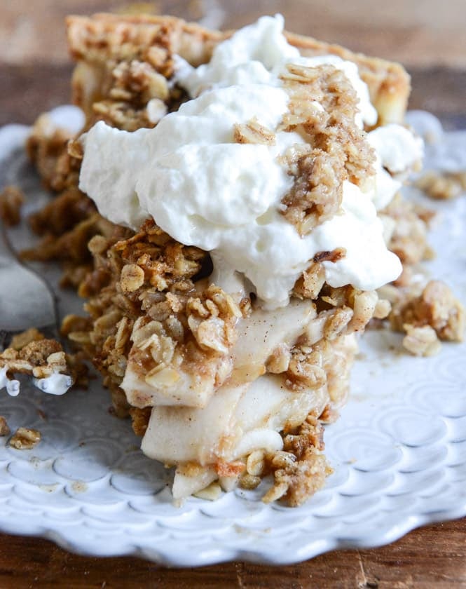 Cider Boubon Apple Pie with Oatmeal Cookie Crumble I howsweeteats.com