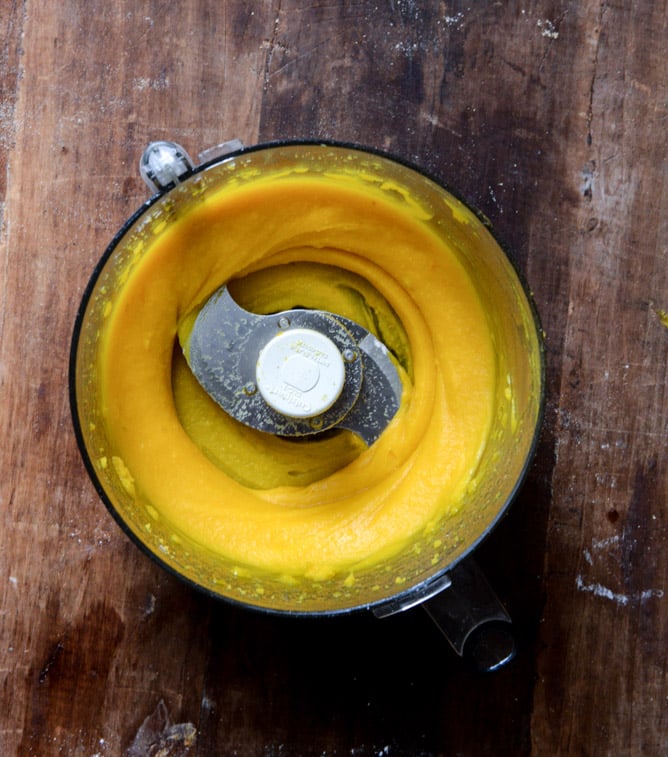 How To Make Homemade Pumpkin Puree I howsweeteats.com