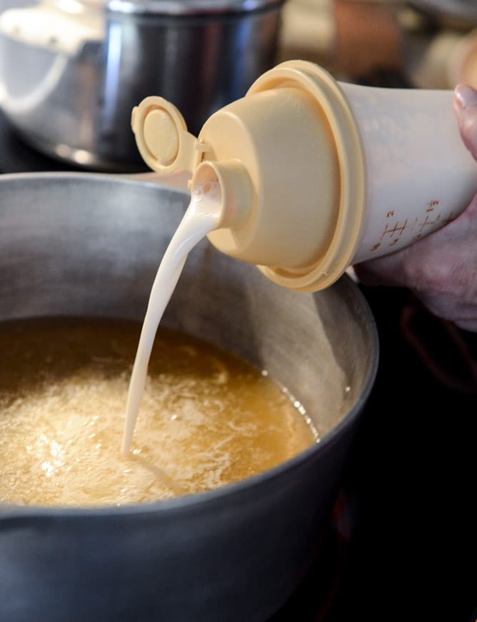 How To Make Gravy - Step by Step I howsweeteats.com