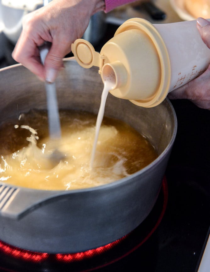 How To Make Gravy - Step by Step I howsweeteats.com