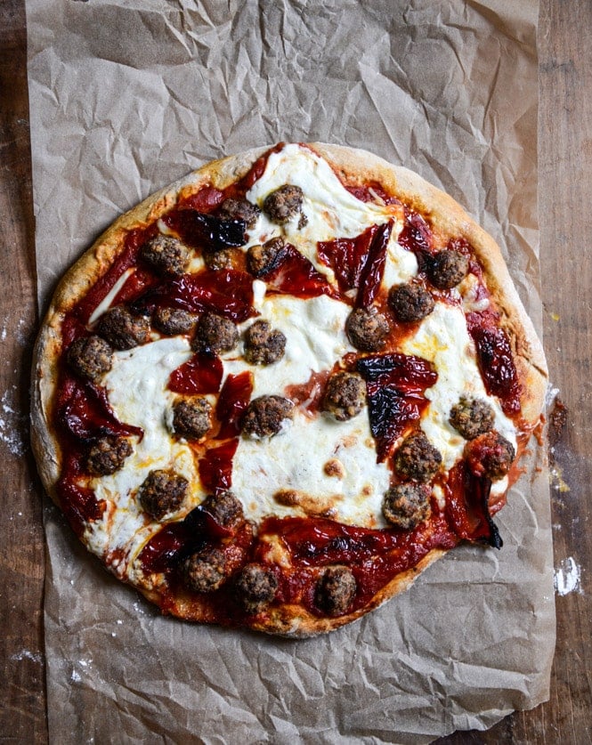 Mini Meatball Pizza with Fresh Mozzarella + Roasted Red Peppers I howsweeteats.com