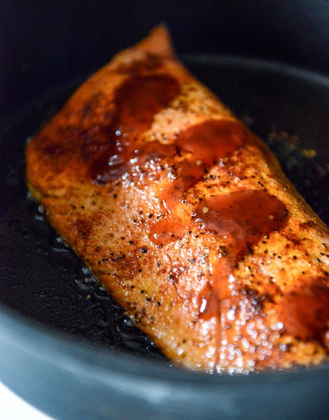 BBQ Salmon and Crispy Chickpea Salads with Greek Yogurt Ranch Drizzle I howsweeteats.com