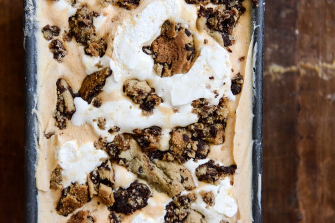 Chocolate Chip Cookies and Cream Pumpkin Marshmallow Ice Cream I howsweeteats.com