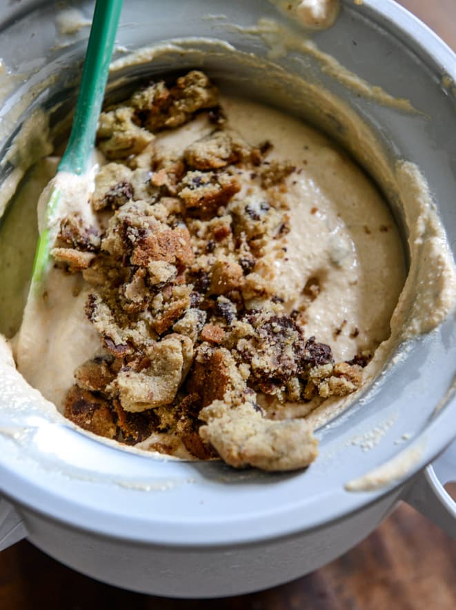 Chocolate Chip Cookies and Cream Pumpkin Marshmallow Ice Cream I howsweeteats.com