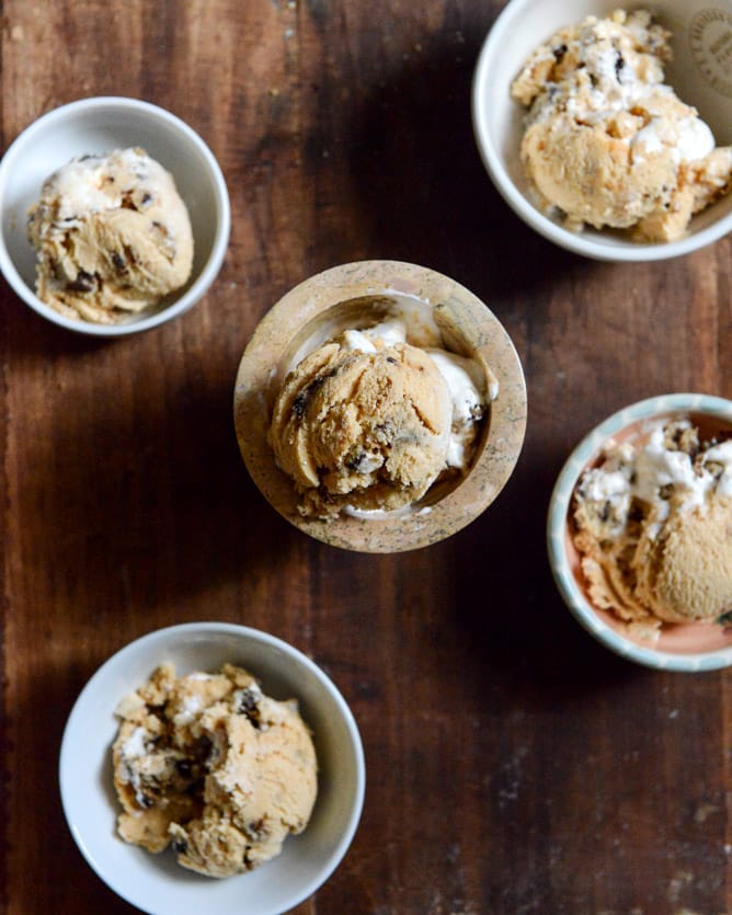 Chocolate Chip Cookies and Cream Pumpkin Marshmallow Ice Cream I howsweeteats.com