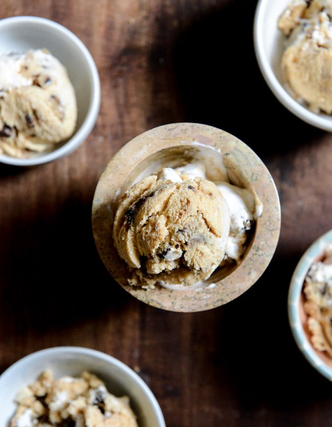 Chocolate Chip Cookies and Cream Pumpkin Marshmallow Ice Cream I howsweeteats.com