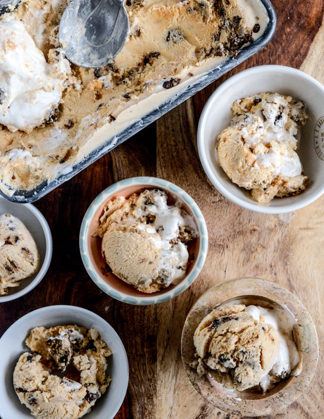 Chocolate Chip Cookies and Cream Pumpkin Marshmallow Ice Cream I howsweeteats.com