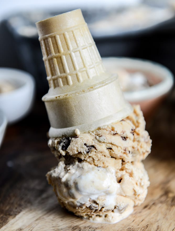 Chocolate Chip Cookies and Cream Pumpkin Marshmallow Ice Cream I howsweeteats.com