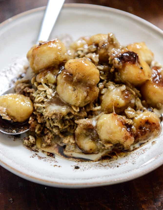 Eggnog Baked Oatmeal with Caramelized Bananas and Vanilla Bean Brown Butter I howsweeteats.com Eggnog Baked Oatmeal with Caramelized Bananas and Vanilla Bean Brown Butter I howsweeteats.com