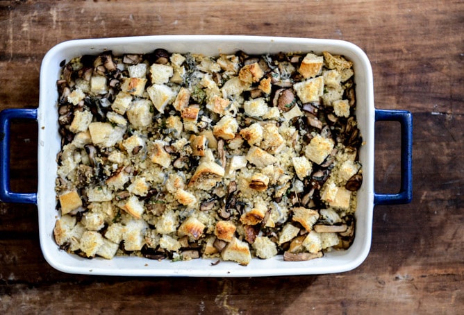 Pretzel Bread Quinoa Stuffing with Garlic Butter Mushrooms I howsweeteats.com