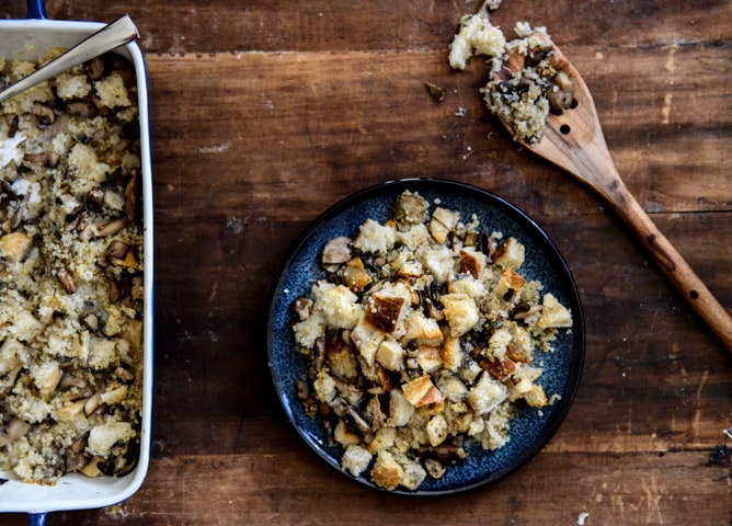 Pretzel Bread Quinoa Stuffing with Garlic Butter Mushrooms I howsweeteats.com