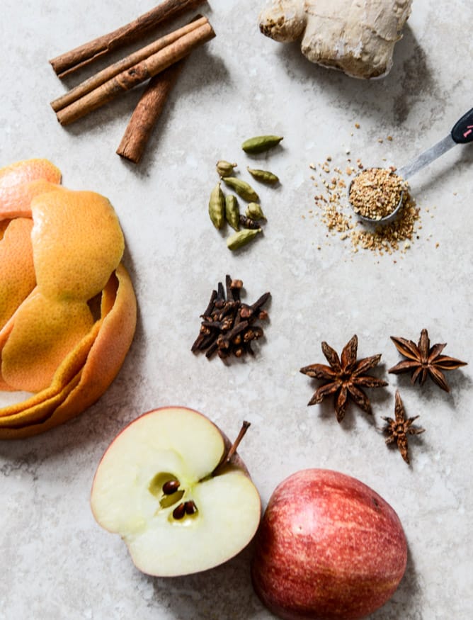 homemade simmering spices - how to make your house smell amazing during the holidays! I howsweeteats.com