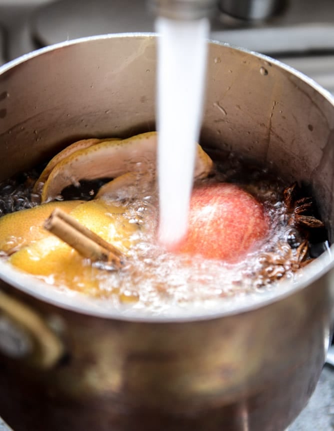 homemade simmering spices - how to make your house smell amazing during the holidays! I howsweeteats.com