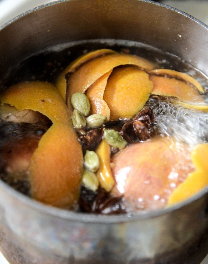 homemade simmering spices - how to make your house smell amazing during the holidays! I howsweeteats.com