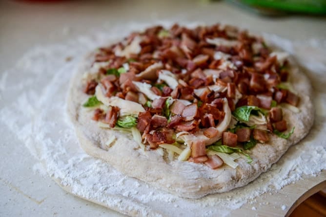 thanksgiving leftovers: turkey, bacon and avocado ranch pizza I howsweeteats.com