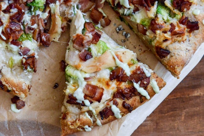 thanksgiving leftovers: turkey, bacon and avocado ranch pizza I howsweeteats.com