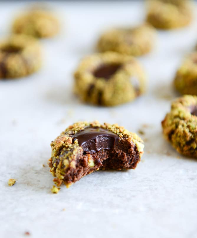 Chocolate Fudge Pistachio Thumbprints I howsweeteats.com