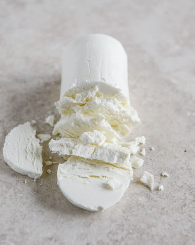 30 Minute Caramelized Shallot, Spinach and Goat Cheese Garlic Butter Pasta I howsweeteats.com