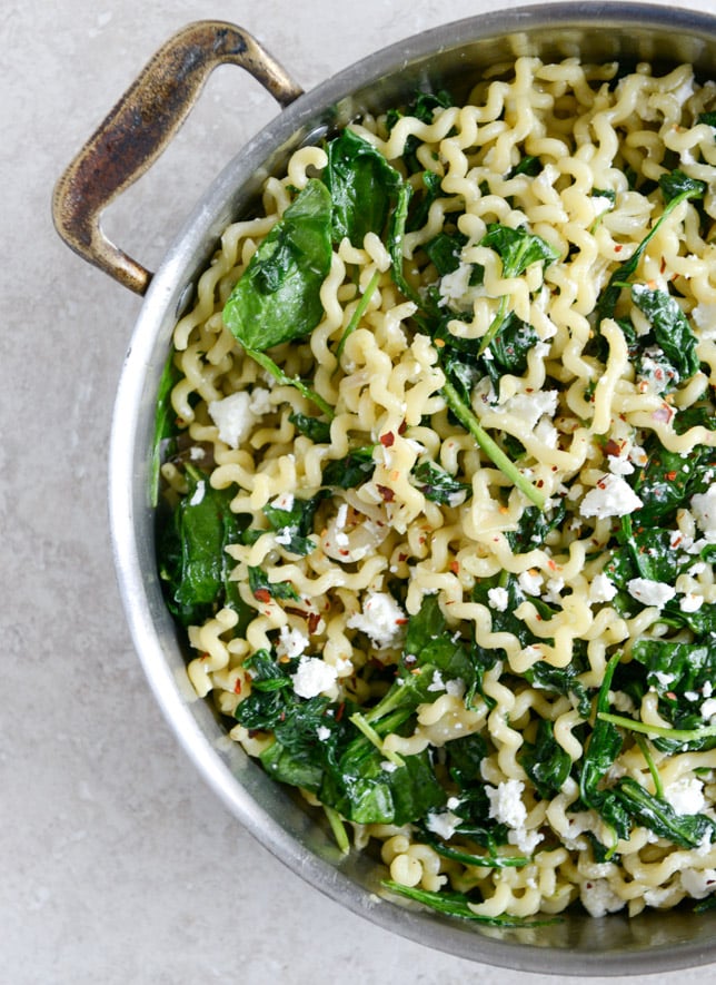 30 Minute Caramelized Shallot, Spinach and Goat Cheese Garlic Butter Pasta I howsweeteats.com