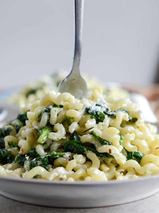 30 Minute Caramelized Shallot, Spinach and Goat Cheese Garlic Butter Pasta I howsweeteats.com