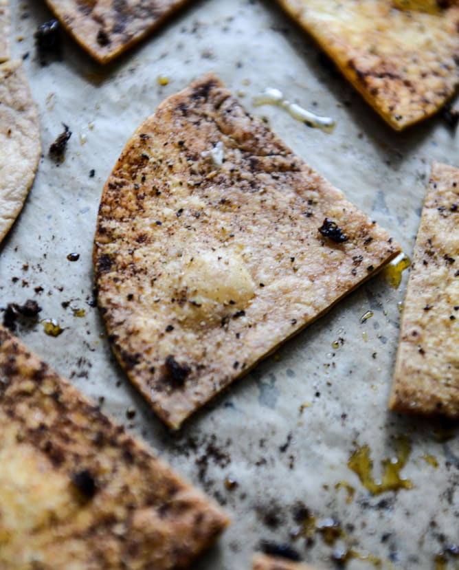 Jalapeño Honey Hummus with Spiced Olive Oil Tortilla Chips I howsweeteats.com