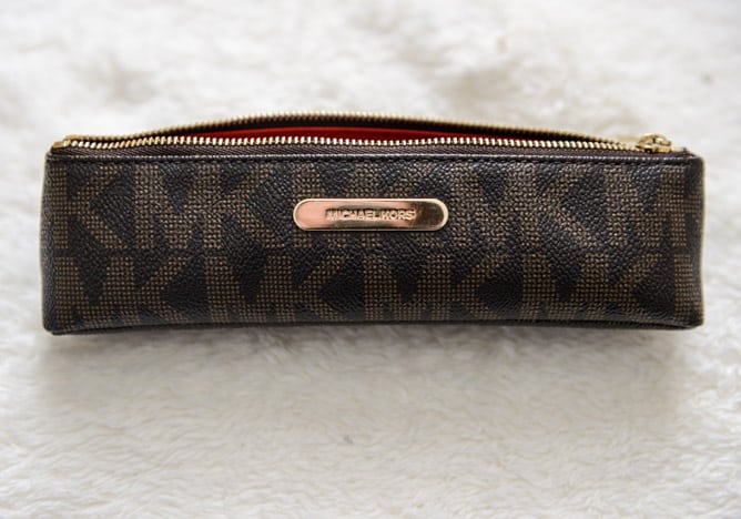 what's in my purse I howsweeteats.com