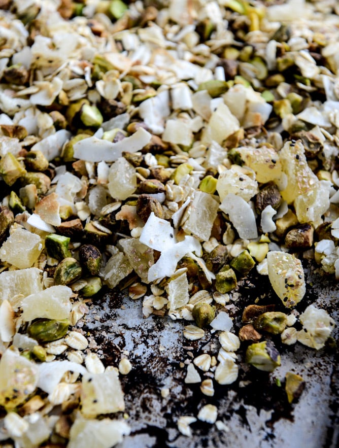 toasted pistachio and pineapple muesli I howsweeteats.com