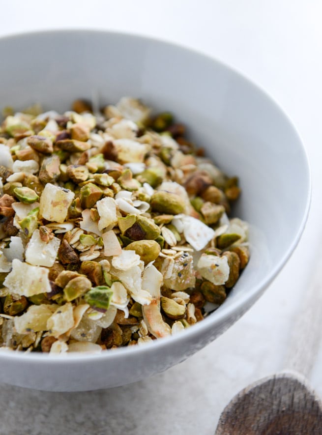 toasted pistachio and pineapple muesli I howsweeteats.com