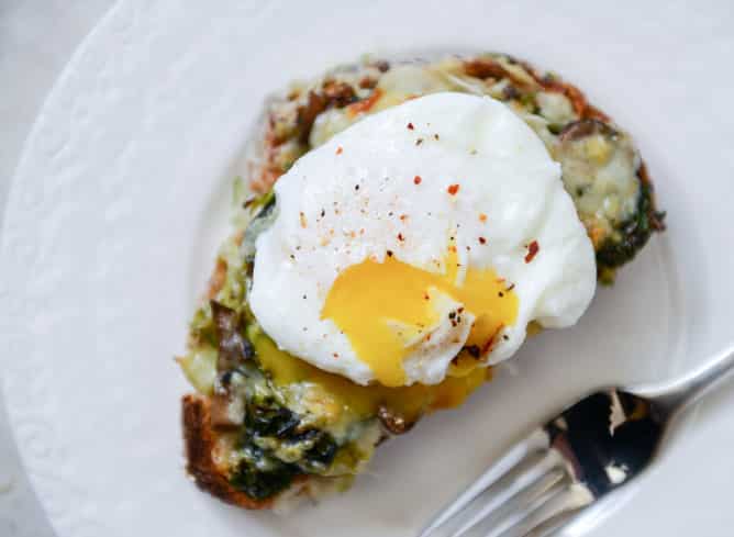 Broiled Fontina Toasts with Roasted Garlic and Poached Eggs I howsweeteats.com