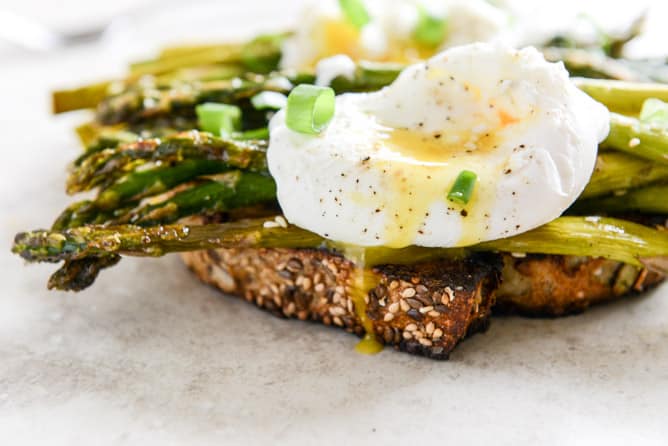 Roasted Sesame Asparagus Toasts with Poached Eggs I howsweeteats.com