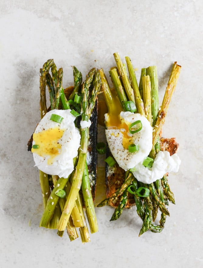 Roasted Sesame Asparagus Toasts with Poached Eggs I howsweeteats.com