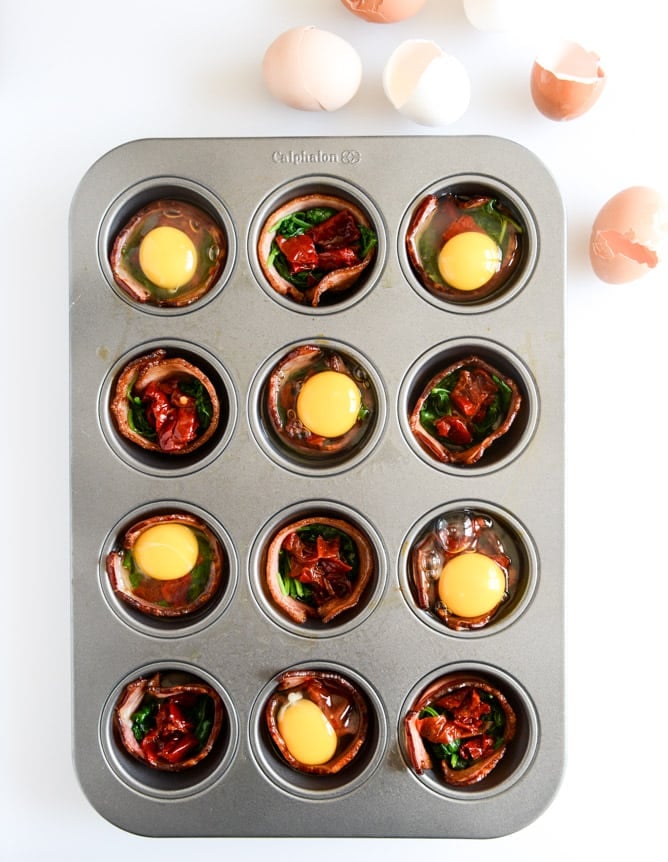 Spinach and Red Pepper Bacon Wrapped Eggs I howsweeteats.com