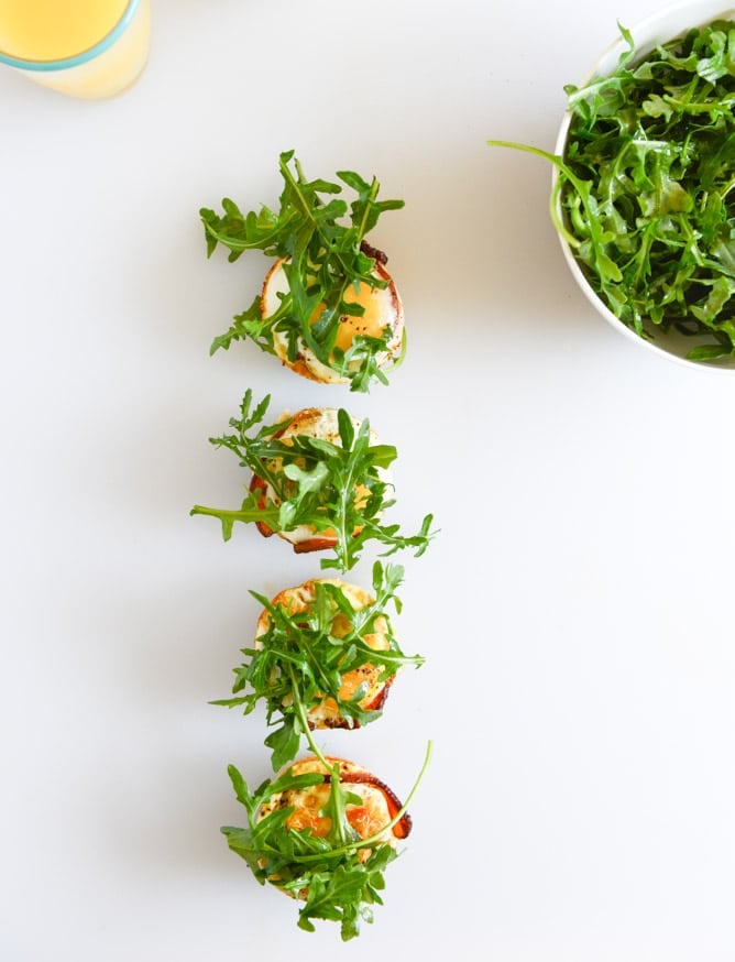 Spinach and Red Pepper Bacon Wrapped Eggs I howsweeteats.com