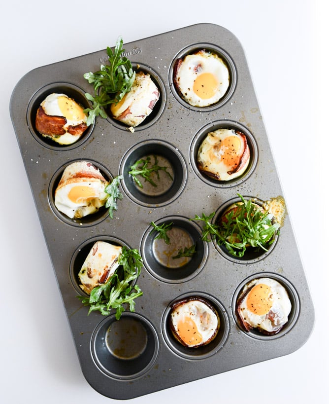 Spinach and Red Pepper Bacon Wrapped Eggs I howsweeteats.com