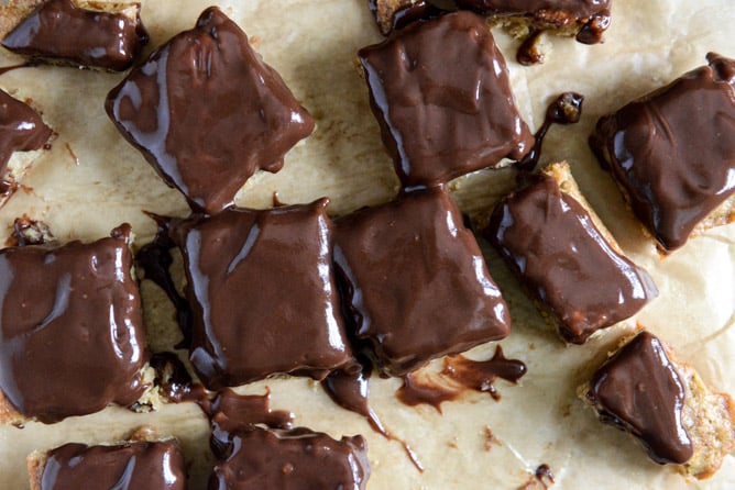 Banana Blondies with Chocolate Peanut Butter Ganache I howsweeteats.com