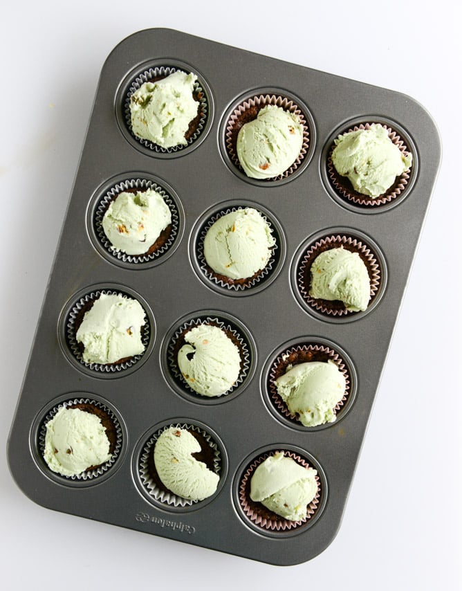 pistachio ice cream hot fudge cupcakes I howsweeteats.com