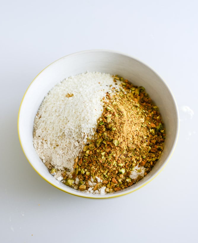 chewy pistachio maracoon granola bars I howsweeteats.com