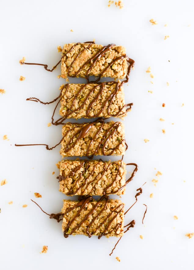 chewy pistachio maracoon granola bars I howsweeteats.com