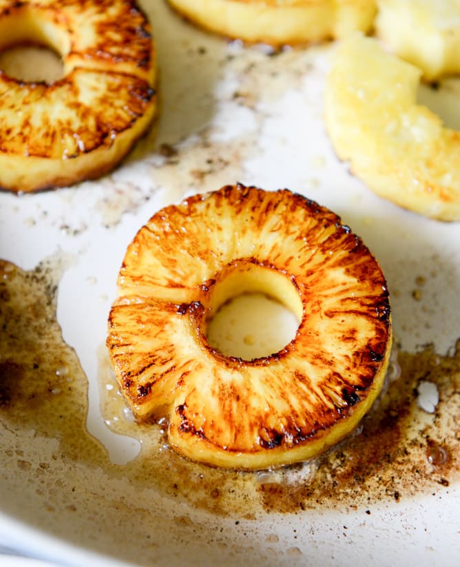 bacon pineapple burgers with candied jalapeños and sweet chili mayo I howsweeteats.com