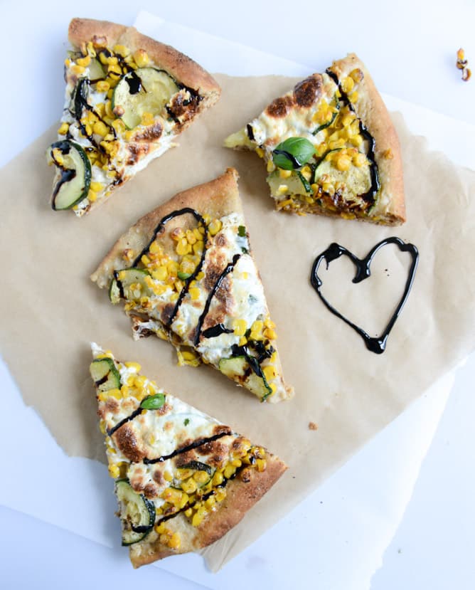 sweet corn, zucchini and fresh mozzarella pizza I howsweeteats.com