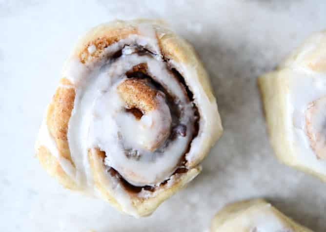 bacon cinnamon rolls I howsweeteats.com