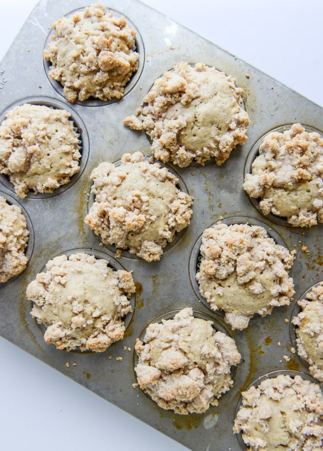 banana streusel muffins I howsweeteats.com