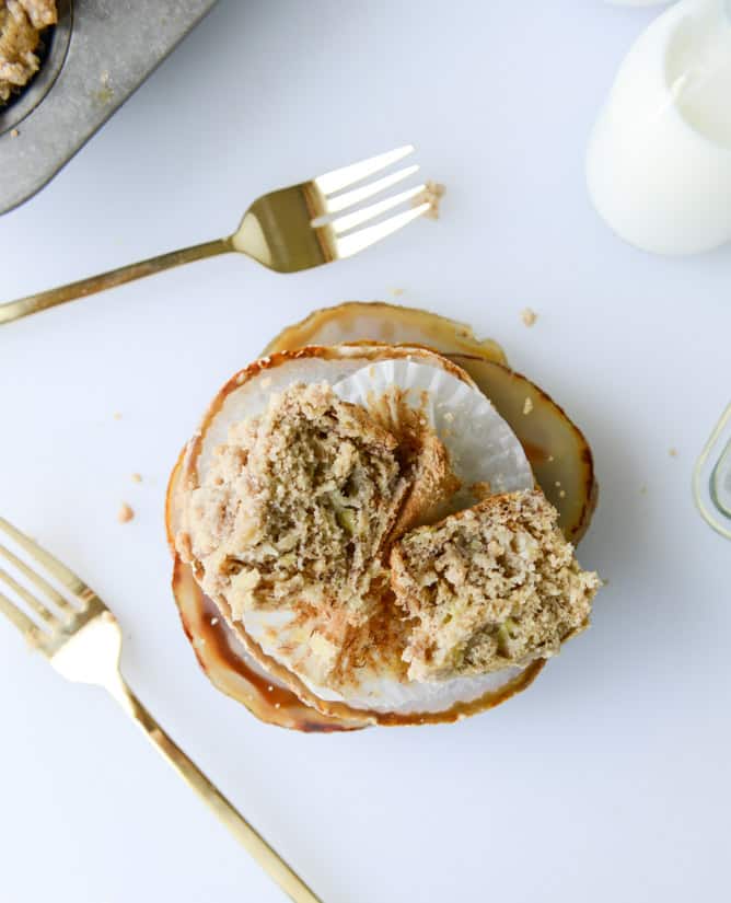 banana streusel muffins I howsweeteats.com