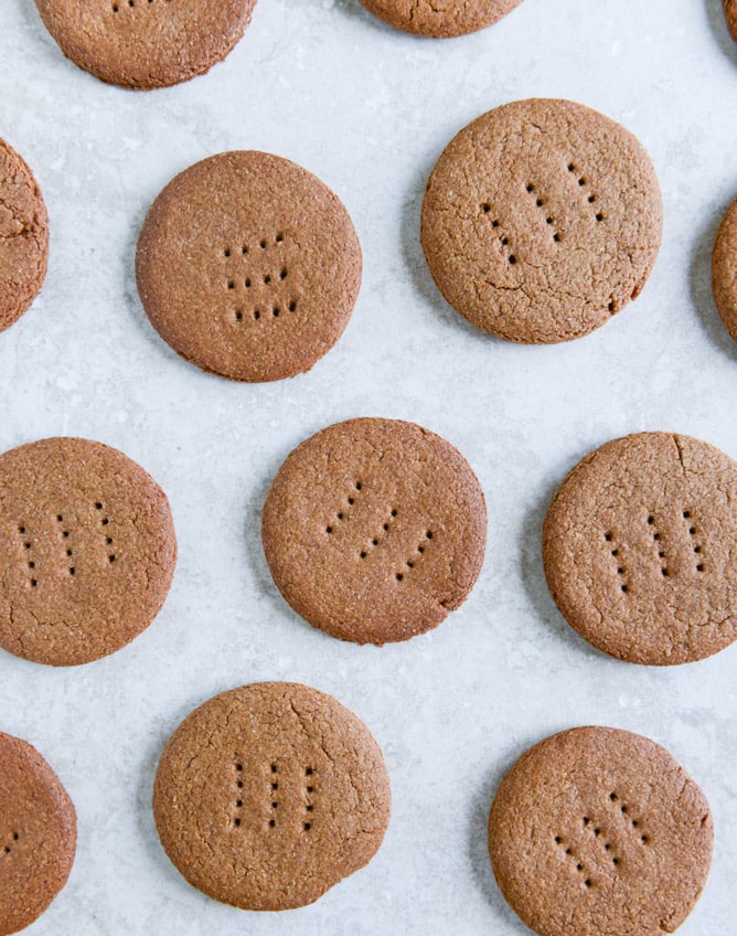 homemade chocolate covered graham crackers I howsweeteats.com
