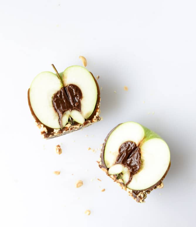 chocolate peanut butter fudge stuffed caramel apples I howsweeteats.com