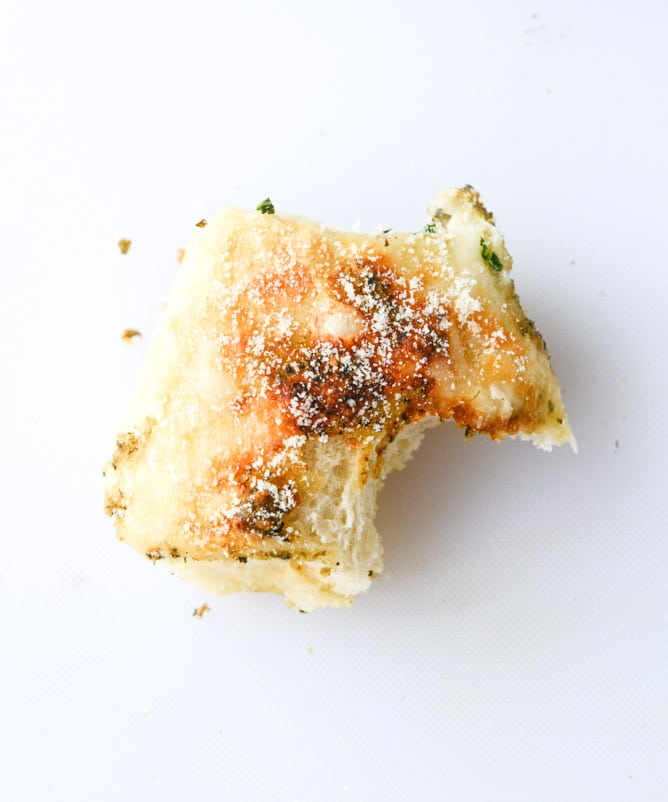 cheesy pesto skillet pull-apart bread I howsweeteats.com