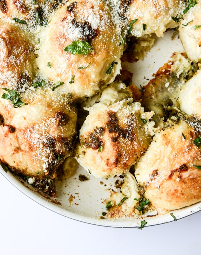 cheesy pesto skillet pull-apart bread I howsweeteats.com