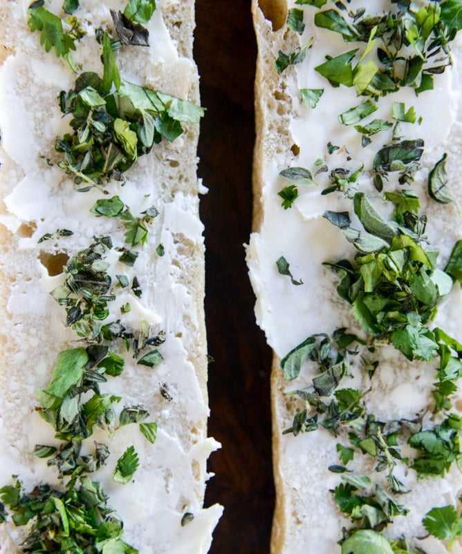 honey beer mussels with butter herb baguettes I howsweeteats.com